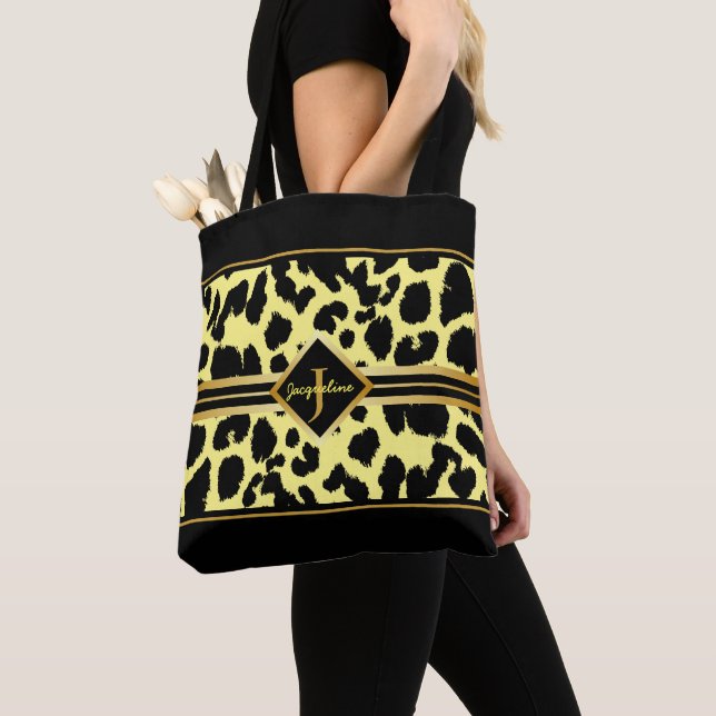 Bolsa Tote Impressão em preto monograma Dourada em AMARELO (Close Up)