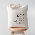 Bolsa Tote Iniciais, coordenadas e data de casamento da máqui<br><div class="desc">Estas malas de tote de casamento rústicas e minimalistas fazem presentes de excelente,  bolsas de boas-vindas ou favores. Simples design apresenta as suas iniciais,  coordenadas da sua localização de casamento e data de casamento em caracteres de máquina de escrever em preto.</div>