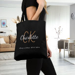 Bolsa Tote iniciais do nome monograma ouro preto script<br><div class="desc">Personalize e adicione seu primeiro nome, inicial do monograma e nome completo. Fundo preto, texto branco e dourado. O nome é escrito com um estilo de letra manuscrita moderna.</div>