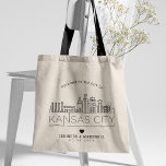 Bolsa Tote Kansas City Wedding | Saco de Tota Skyline Estiliz<br><div class="desc">Uma bolsa única para um casamento acontecendo na linda cidade de Kansas City.  Este bolsa apresenta uma ilustração estilizada do horizonte único da cidade com seu nome embaixo.  Esta é seguida pelas informações do dia do casamento em um estilo aberto igual.</div>