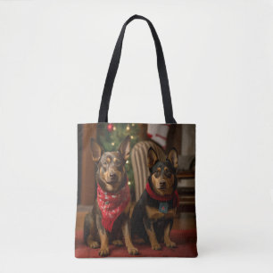 Bolsa Tote Kelpie australiano junto à lareira de Natal