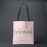 Bolsa Tote Lâmina Dourada de Bridesmaid com Lâmpada PInk<br><div class="desc">Esta mala de porta da Bridesmaid é perfeita para as damas de honra ocupadas a bolsa em torno de todos os seus pertences no chá de panela ou no evento principal. Este saco de totas cor-de-rosa pincelado apresenta a letra falsa do estilo de brilho dourado na parte frontal. Personalize estas...</div>