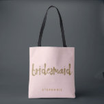 Bolsa Tote Lâmina Dourada de Bridesmaid com Lâmpada PInk<br><div class="desc">Esta mala de porta da Bridesmaid é perfeita para as damas de honra ocupadas a bolsa em torno de todos os seus pertences no chá de panela ou no evento principal. Este saco de totas cor-de-rosa pincelado apresenta a letra falsa do estilo de brilho dourado na parte frontal. Personalize estas...</div>