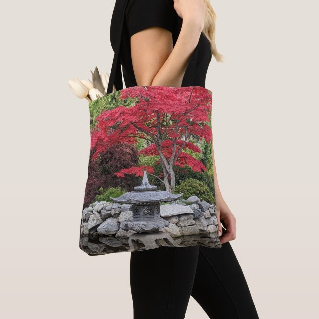 Bolsa Tote Lanterna do Jardim Japonês e Folhas Vermelhas do M (Close Up)