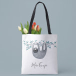 Bolsa Tote Largura de Boca Personalizada<br><div class="desc">Leve aquosa com cotovelo com tipografia de nome de script na frente, e um padrão de preguiça correspondente no verso. Perfeito para amantes de os animais. Altere o nome para personalizar. Arte original de Nic Squirrell.</div>