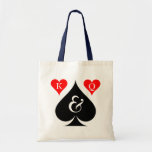 Bolsa Tote Las Vegas personalizado que wedding a sacola<br><div class="desc">Sacola personalizada da festa de casamento de Las Vegas. Sacola do casamento do póquer do ás de espada com rei e rainha dos corações. Letra do monograma de Personalizable para noivos. Ideia bonito para a noiva,  as damas de honra,  o florista,  a madrinha de casamento etc….</div>