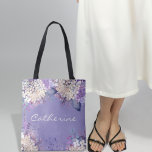 Bolsa Tote Lavanda Floral Spring Wedesmaids Gift<br><div class="desc">Os designs florais de aquarela tornaram-se cada vez mais populares no mundo dos casamentos. Esta design apresenta traços de aquarela suaves e delicados em cor branca e lavanda que evocam um sentido de romantismo e elegância. A combinação de cores pastel e vibrante dá a esta suíte de casamento uma sensação...</div>