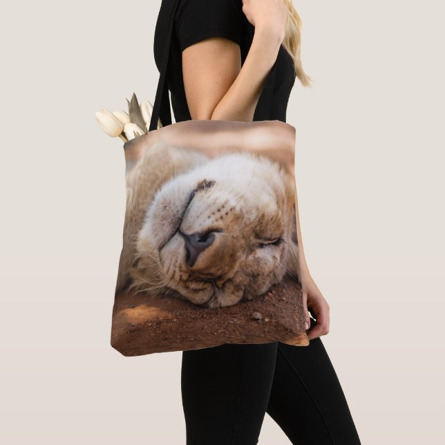 Bolsa Tote Leão Cub do sono das imagens | de Getty (Close Up)