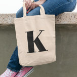 Bolsa Tote Letra inicial | Tendência de Na moda moderna monog<br><div class="desc">Saco simples,  na moda personalizado,  com letra inicial monograma,  em tipografia moderna minimalista a preto. Um presente personalizado perfeito ou acessório de moda com um toque pessoal!</div>