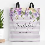 Bolsa Tote Lilac Floral e Stripes Bridesmaid Monograma<br><div class="desc">Sacos de tote com monogramas personalizados fazem o presente perfeito para suas madrinhas e festas de casamento. Este design bonito apresenta uma borda floral de cor d'água em tons de púrpura pastel e verde sobre um fundo listrado de lavanda. Personalize cada saco com o nome de suas damas de honra...</div>
