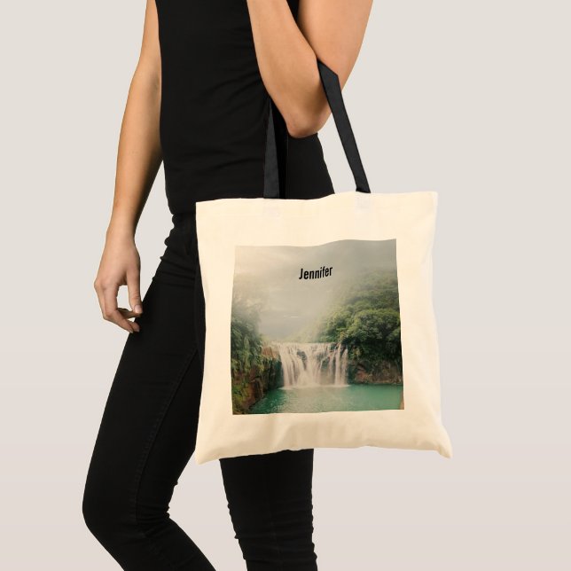 Bolsa Tote Linda cachoeira em uma floresta de montanha (Frente (produto))