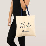 Bolsa Tote Linda Noiva<br><div class="desc">Uma bela sacola de noiva com alças azuis,  esta sacola personalizada é o símbolo perfeito para ela. Com a "Noiva" escrita com uma bela fonte azul cursiva,  personalize o seu hoje.</div>