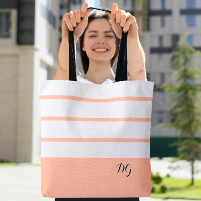 Bolsa Tote Listras Modernas Elegantes e Negritas Monograma Te (Elegant Modern Bold Stripes Monogram Trendy Peach Tote Bag)