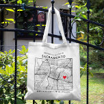 Bolsa Tote Localizador de Amor de Sacramento | Boas-vindas ao<br><div class="desc">Uma bolsa de tote divertida para um casamento ou qualquer outra ocasião ocorrendo na bela cidade de Sacramento, Califórnia. Este bolsa apresenta um mapa de despesas gerais do centro da cidade dentro a um quadro de caixas delimitadas a preto. No topo está uma breve saudação bem-vinda e o nome da...</div>