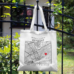 Bolsa Tote Localizador de Detroit Love | Boas-vindas ao Casam<br><div class="desc">Uma bolsa de tote divertida para um casamento ou qualquer outra ocasião ocorrendo na bela cidade de Detroit, Michigan. Este bolsa apresenta um mapa de despesas gerais do centro da cidade dentro a um quadro de caixas delimitadas a preto. No topo está uma breve saudação bem-vinda e o nome da...</div>