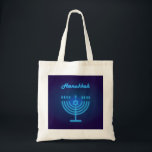 Bolsa Tote Logotipo Menorah do Festival Hanukkah<br><div class="desc">Feliz Festival Hanukkah Menorah Logotipo decorativo ornamento azul,  Estrela de David,  Design Tote Bag. Hanukkah Jewish Holiday Trendy design,  néon azul acende ilustração festiva de Férias Judaicas para Acessórios,  Bolsas & Wallets,  Bolsas & Shopping Bags,  Tote Bags,  Chanucá Sinal. Israel Jerusalém 2023 comemora 75 anos</div>