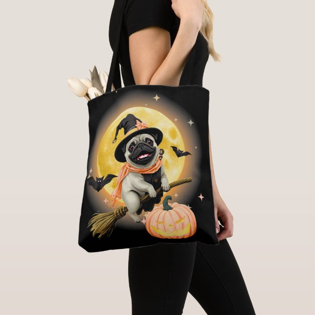 Bolsa Tote Louco Feliz Halloween Pug Andando por uma vassoura (Close Up)