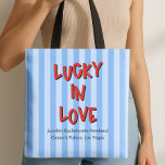 Bolsa Tote Lucky in Love Las Vegas Bachelorette<br><div class="desc">Uma bolsa do tema "Lucky in Love" é uma obrigação para a sua celebração em Las Vegas. Mostre-o em uma fonte em negrito e personalize-o com um nome, localização ou data. Ideal para doação e fotos em grupo. | Clique em "personalizar este design" para adicionar seus detalhes. Explore o link...</div>