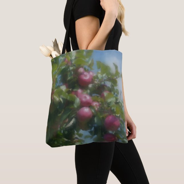 Bolsa Tote Maçãs Vermelhas Na Pintura De Fotos Em Árvore (Close Up)