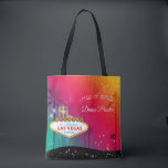 Bolsa Tote Madrinha de casamento de Casamento Glamorous Las V<br><div class="desc">Sinal de Las Vegas brilhante, palmeiras altas e estrelas cintilantes ilustradas em Madrinhas de casamento personalizadas. Itens de presentes incríveis que você pode personalizar completamente com seu próprio texto. ((Você pode encontrar os essenciais de casamento e favores nesta loja, Bridal Heaven. Entre em contato com ujean4791@gmail.com para obter trabalho personalizado...</div>