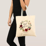 Bolsa Tote Madrinha de casamento Floral Floral de Wreath com<br><div class="desc">Um doce e elegante presente para a bolsa de madrinha de casamento apresenta uma camada verde de cor d'água de rosa burgundy com letra de dentro gravada à mão. Personalize com sua data de casamento ou o nome do destinatário abaixo.</div>