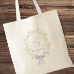 Bolsa Tote Madrinha de casamento inicial de Arco personalizad<br><div class="desc">Honre sua madrinha de casamento com esta bolsa de tote personalizada e elegante, projetada para capturar perfeitamente o vínculo que você compartilha. Apresentando uma bela e detalhada coroa floral e uma ilustração de arco chic e suave, este bolsa pode ser personalizado com seu toque inicial, acrescentando um toque único e...</div>