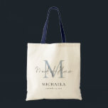 Bolsa Tote Madrinha de casamento Monograma Nome Inicial Scrip<br><div class="desc">Nome inicial do Monograma de madrinha de casamento Script Dusty Blue. Moderna tipografia de escrita para Madrinhas de casamento e você pode facilmente personalizar sua inicial,  nome e data de casamento para torná-la mais especial.</div>