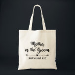 Bolsa Tote Mãe bonita do kit de sobrevivência do noivo<br><div class="desc">Saco de presentes de noiva moderno e bonitinho do partido, com o texto "Mãe do Alcance" em uma trendy combinação de roteiro de caligrafia e tipografia sans sans round, decorada por uma flecha com coração no meio. Adicione seus detalhes em um script de caligrafia correspondente. Personalize facilmente para alterar as...</div>