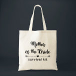 Bolsa Tote Mãe bonita do kit de sobrevivência noiva<br><div class="desc">Saco de presentes de noiva moderno e bonitinho, com o texto "Mãe da Noiva" em uma trendy combinação de roteiro de caligrafia e tipografia sans serif redonda, decorada por uma flecha com coração no meio. Adicione seus detalhes em um script de caligrafia correspondente. Personalize facilmente para alterar as cores de...</div>