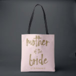 Bolsa Tote Mãe da Noiva Dourada Lente Leve PInk<br><div class="desc">Esta Mãe do Saco de Tote Bride é perfeita para mães orgulhosas que rodeiam todos os seus pertences no chá de panela ou no evento principal. Este saco de totas cor-de-rosa pincelado apresenta a letra falsa do estilo de brilho dourado na parte frontal. Personalize estas bolsas com o nome do...</div>