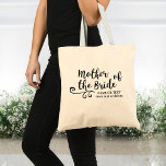 Bolsa Tote Mãe da Sacola dos Noivos | Script Moderno Chic<br><div class="desc">A Mãe da Noiva vai adorar esta bolsa de tote personalizada! Uma fonte divertida de script de tendências e um embelezamento de espiral aderem à frente da bolsa e, abaixo, há espaço para duas linhas de texto personalizado - adicione o nome da Mãe da Noiva, sua data de casamento, localização,...</div>