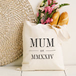 Bolsa Tote Mãe do Ano Numeral Romano Estabelecido<br><div class="desc">Uma bolsa de tote moderna minimalista para celebrar uma múmia chique,  esta bolsa mínima limpa apresenta "Mãe" ou a sua escolha de apelido em letras negras de serifa. Personalize com o ano em que ela se tornou mãe debaixo de elegantes números romanos para um toque chic.</div>