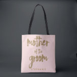 Bolsa Tote Mãe do Groom Dourado Lente Esmagadora PInk<br><div class="desc">Esta bolsa de tote da Mãe do Chalé é perfeita para mães orgulhosas que rodeiam todos os seus pertences no chá de panela ou no evento principal. Este saco de totas cor-de-rosa pincelado apresenta a letra falsa do estilo de brilho dourado na parte frontal. Personalize estas bolsas com o nome...</div>