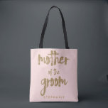 Bolsa Tote Mãe do Groom Dourado Lente Esmagadora PInk<br><div class="desc">Esta bolsa de tote da Mãe do Chalé é perfeita para mães orgulhosas que rodeiam todos os seus pertences no chá de panela ou no evento principal. Este saco de totas cor-de-rosa pincelado apresenta a letra falsa do estilo de brilho dourado na parte frontal. Personalize estas bolsas com o nome...</div>
