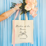Bolsa Tote Mãe do noivo | Qualquer Arco de coquete colorido<br><div class="desc">Esta na moda,  bolsa diz "Mãe do Alcance" em chic,  escrita à mão com um arco de coquete ilustrado e um lugar para o seu nome. Você pode personalizar o bolsa escolhendo qualquer cor para o texto e o arco,  para que sua festa de casamento possa corresponder.</div>