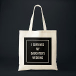 Bolsa Tote Mãe Engraçada da Citação da Noiva em Preto<br><div class="desc">Esta bolsa engraçada e chica é perfeita para a mãe da noiva que sobrevive ao casamento! Design preto e branco diz "sobrevivi ao casamento da minha filha".</div>