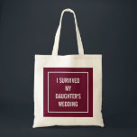 Bolsa Tote Mãe Engraçada da Citação da Noiva | Merlot Vermelh<br><div class="desc">Esta bolsa engraçada e chica é perfeita para a mãe da noiva que sobrevive ao casamento! Um design de cor de vinho tinto diz "sobrevivi ao casamento da minha filha".</div>