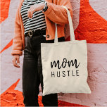 Bolsa Tote Mãe Hustle | Na moda moderno<br><div class="desc">Simples,  na moda,  "Mãe Hustle" costuma citar a design de arte em uma tipografia moderna minimalista escrita a preto,  que pode ser facilmente personalizada para o dom perfeito do Dia de as mães.</div>