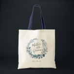 Bolsa Tote Mãe Selvagem do Cavalo do Azure<br><div class="desc">Um doce e elegante presente para a mãe do noivo,  o bolsa apresenta uma coroa botânica azul e branca com a "mãe do noivo" inscrita no dentro com letra manuscrita. Personalize com sua data de casamento ou o nome do destinatário abaixo.</div>