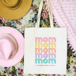 Bolsa Tote Mãe | Texto Colorido Estilo de Disco Brilhante<br><div class="desc">Essa bolsa de tote na moda preto divertida e divertida diz "mãe" cinco vezes,  em cores brilhantes,  cor rosa,  amarela,  laranja,  roxo e turquesa,  e tipografia no estilo da discoteca de tendências. Adicione os nomes dos seus filhos para mostrar o quanto você está orgulhoso de ser a mãe deles.</div>