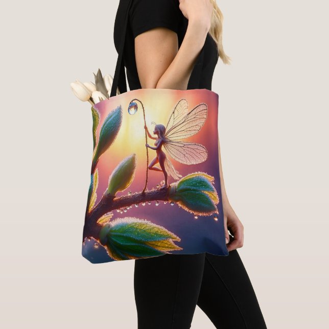 Bolsa Tote Magical fairy with dewdrop lantern on the branch (Close Up)