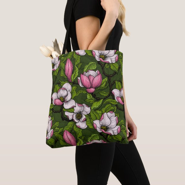 Bolsa Tote Magnólia florescente em verde escuro (Close Up)