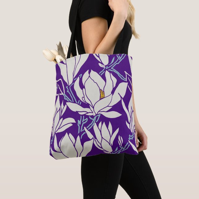 Bolsa Tote Magnolia graphic in violet pattern (Close Up)