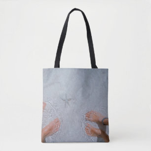 Bolsa Tote Man and woman on seashore nearby starfish