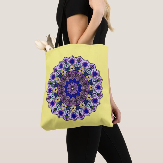 Bolsa Tote Mandala Blueberry 12 Blue Violet em amarelo - (Close Up)
