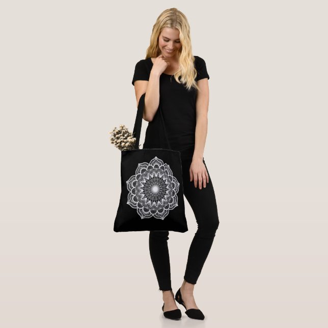 Bolsa Tote Mandala Branco em Fundo Preto (No(a) Modelo)
