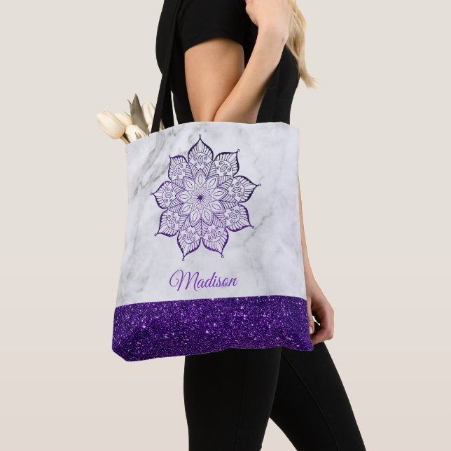 Bolsa Tote Mandala de Brilho Falso Roxo em Mármore Cinza e Br (Close Up)