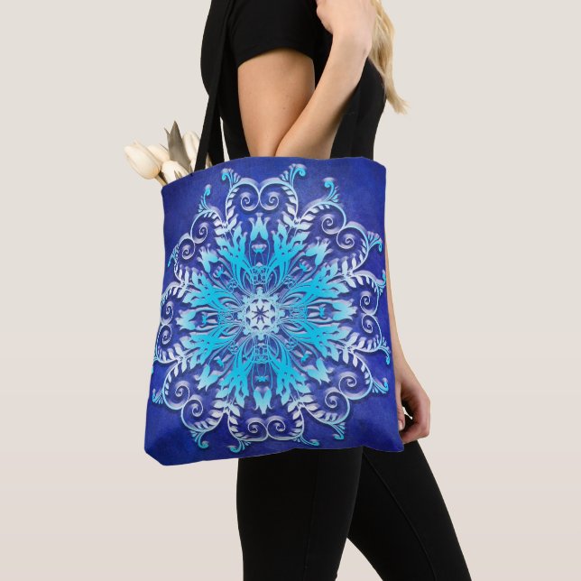 Bolsa Tote Mandala floral azul no fundo do grunge (Close Up)