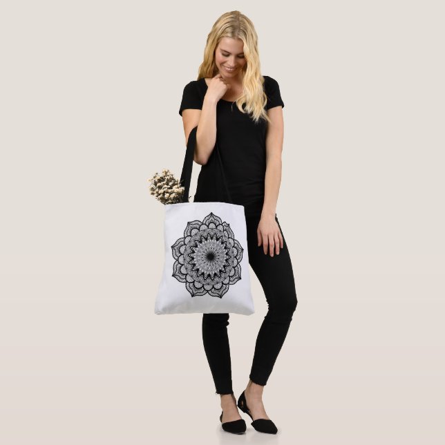 Bolsa Tote Mandala Preto em Fundo Branco (No(a) Modelo)