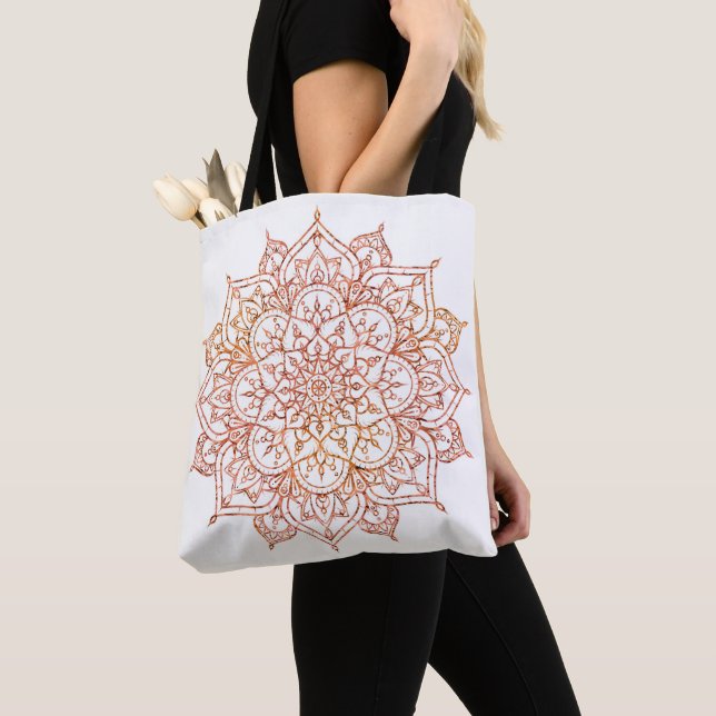 Bolsa Tote Mandala Rosa e Laranja no Glama Branco (Close Up)
